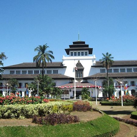 Hotel Bantal Guling Alun Alun Bandung Exterior foto