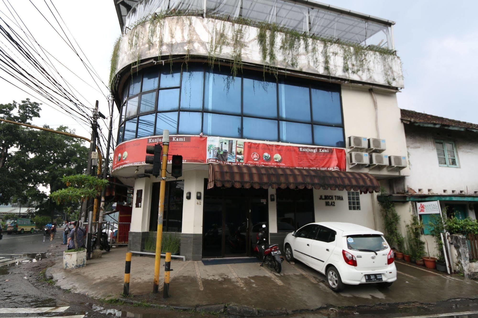 Hotel Bantal Guling Alun Alun Bandung Exterior foto
